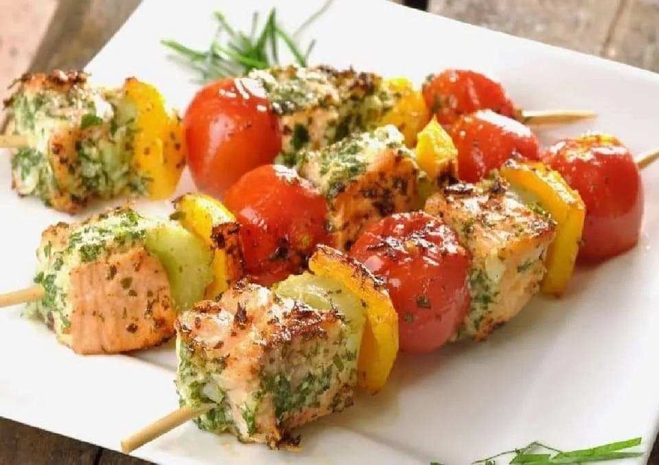 Salmon skewers with cherry tomatoes, peppers and courgette